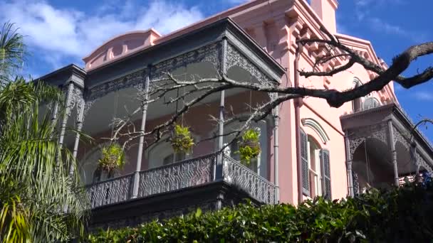 ルイジアナ州ニューオーリンズの家の美しい錬鉄製のバルコニー — ストック動画