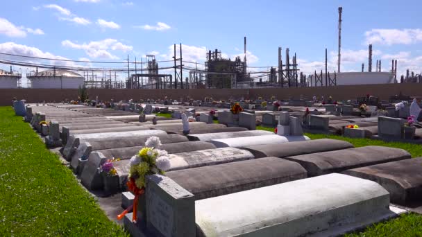 Een Begraafplaats Kerkhof Louisiana Bestaat Naast Een Enorme Petrochemische Fabriek — Stockvideo