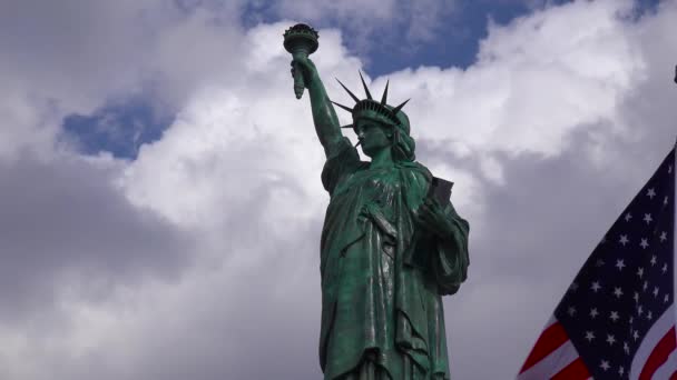 Patriotic Shot Statue Liberty Cloudy Sky — Stock Video