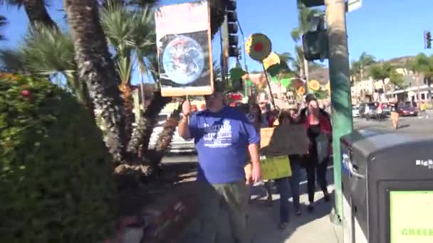 지지자들은 지구를 보호하기 낭독하는 시가지를 시위를 벌이고 — 비디오
