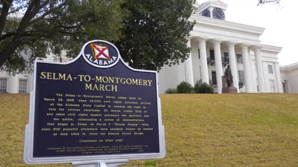 Montgomery Alabama Eyalet Binasının Dışındaki Bir Plaket Selma Montgomery Yürüyüşünü — Stok video