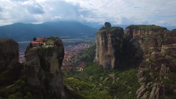 Schöne Antenne Über Den Felsformationen Und Klöstern Von Meteora Griechenland — Stockvideo