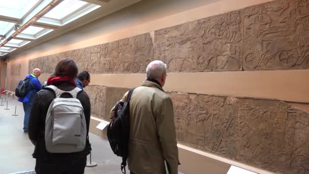 Visitors Admire Famous Ancient Carvings Artifacts Excavated Nimrud Iraq Now — Stock Video