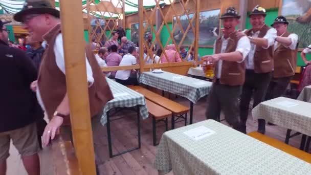 Uomini Ubriachi Festeggiano Ballano Una Birreria Durante Oktoberfest Germania — Video Stock