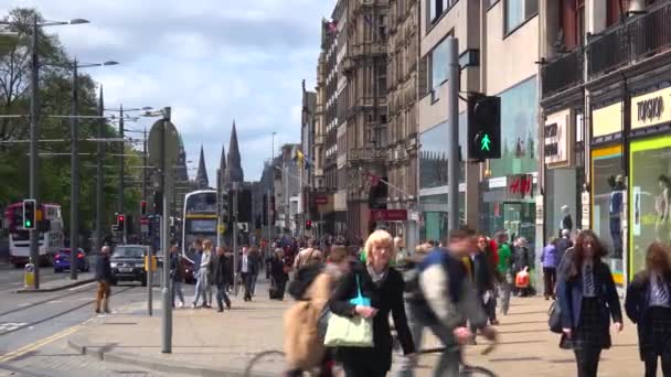 スコットランドのエジンバラの路上を歩く人々の確立ショット — ストック動画