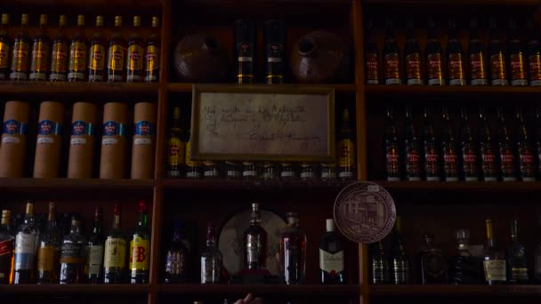 Veel Rum Planken Van Cubaanse Bar Havana — Stockvideo