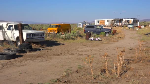 Una Casa Mobile Abbandonata Nel Deserto Circondata Vecchi Camion Auto — Video Stock