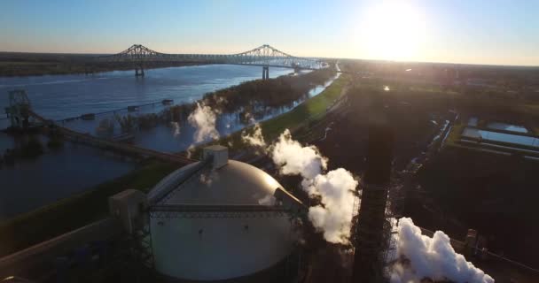 Antenn Över Industrianläggning För Tillverkning Aluminium Längs Mississippifloden — Stockvideo