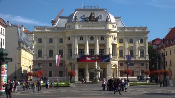 Modern Bratislava Slovakya Daki Opera Binasının Önünde Çekim Yapılıyor — Stok video