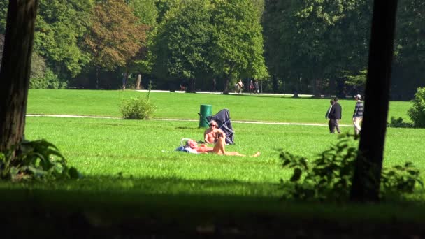 People Sunbathe Naked English Garden Central Munich Germany — Stock Video