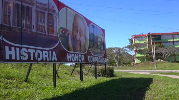 Anúncios Propaganda Comunista Alinham Uma Estrada Cuba Incluindo Fidel Castro — Vídeo de Stock