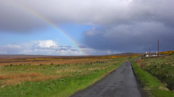 Een Prachtige Regenboog Vormt Zich Langs Een Eenbaans Weggetje Schotland — Stockvideo