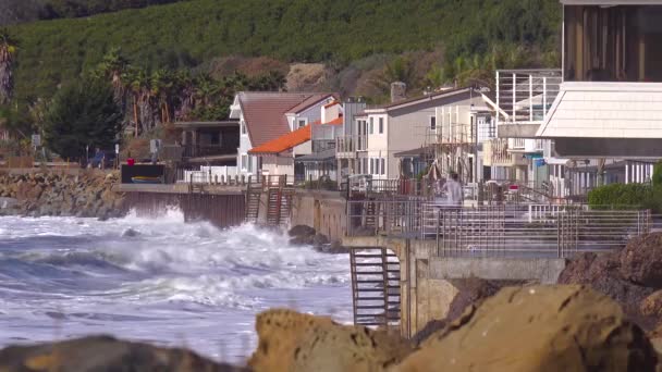 非常に大きな嵐のイベントの間に南カリフォルニアのビーチハウスへの巨大な波と波の衝突 — ストック動画