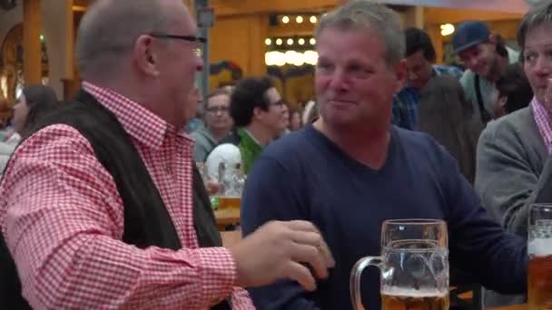 Dos Hombres Abrazan Oktoberfest Alemania — Vídeo de stock