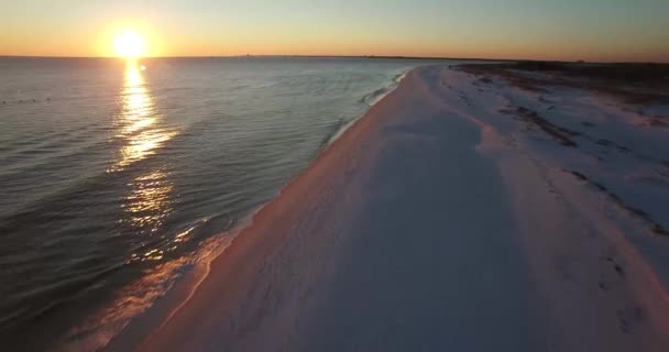 佛罗里达州彭萨科拉市附近 一架美丽的飞机在日落时分飞越白沙滩 — 图库视频影像