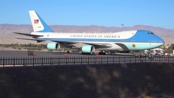 Air Force One Sedí Asfaltu Letišti Palm Springs Kalifornii — Stock video