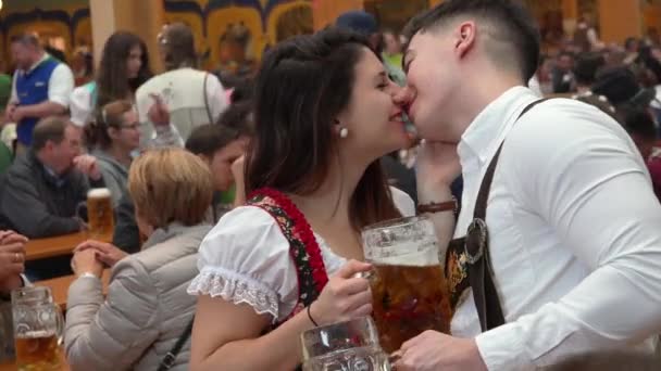 Pojke Kysser Sin Tjej Oktoberfesten Tyskland — Stockvideo