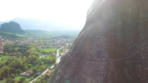 Schöne Antenne Wie Bergsteiger Eine Steile Felswand Meteora Griechenland Erklimmen — Stockvideo