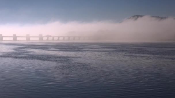 アイオワ州のウィスコンシン州境に沿ってミシシッピ川の岩の上に美しい霧の朝 — ストック動画