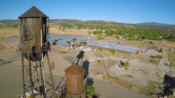 Egy Légi Lövés Egy Elhagyatott Gyár Felett Víztornyok Észak Kaliforniában — Stock videók