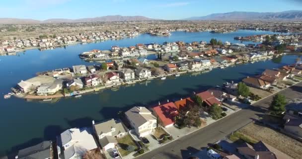 Aerial Suburban Neighborhood Desert Artificial Lake Far — Stok Video