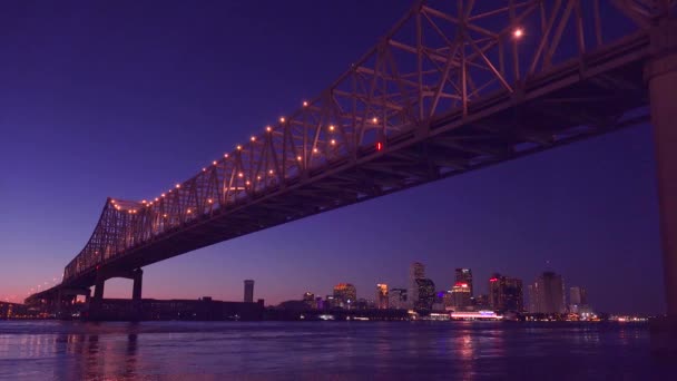 Prachtige Opname Van Crescent City Bridge Nachts Met New Orleans — Stockvideo