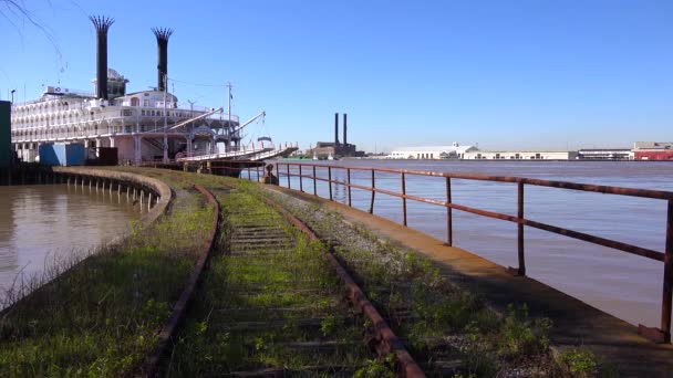 Ein Mississippi Flussboot Liegt Einem Anleger Der Nähe Von New — Stockvideo