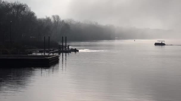 Mississippi Nehri Boyunca Sisli Bir Sabahta Balıkçı Tekneleri Yola Koyulur — Stok video