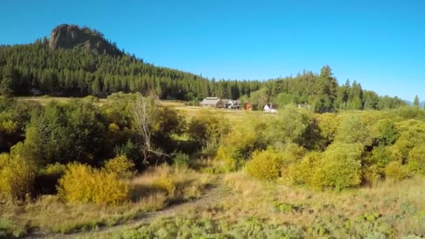Plan Aérien Dessus Une Vieille Grange Dans Colonie Glenbrook Nevada — Video