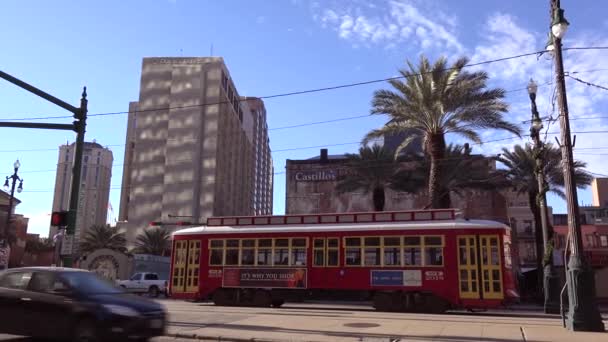Eine Rote Straßenbahn Aus New Orleans Fährt Durch Die Innenstadt — Stockvideo
