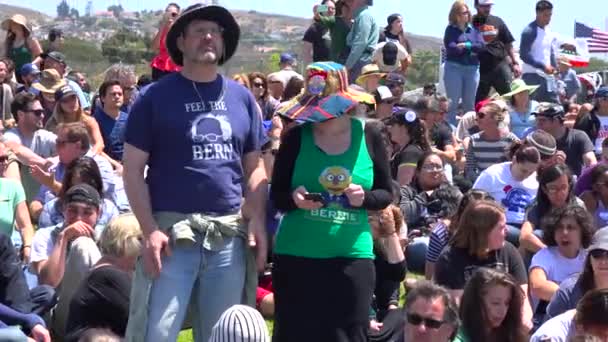Deelnemers Aan Een Bernie Sanders Rally Dansen Met Menigte — Stockvideo