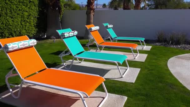 Barevné Zahradní Židle Sedět Kolem Bazénu Palm Springs Domů — Stock video