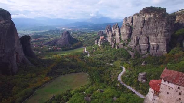 Prachtige Antenne Boven Rotsformaties Kloosters Van Meteora Griekenland — Stockvideo