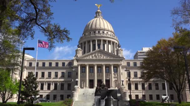 Красивый Снимок Капитального Здания Джексоне Штат Миссисипи Развевающимся Флагом — стоковое видео