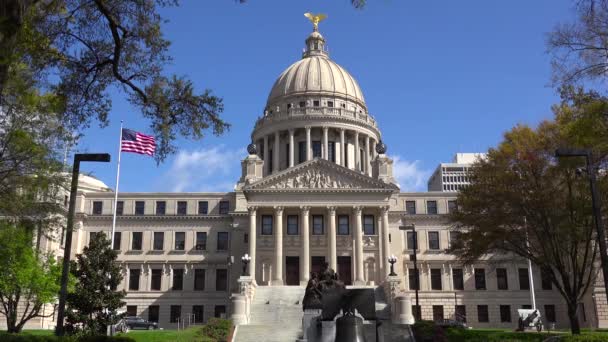 Mooi Beeld Van Het Hoofdgebouw Jackson Mississippi Met Vlag Wapperend — Stockvideo