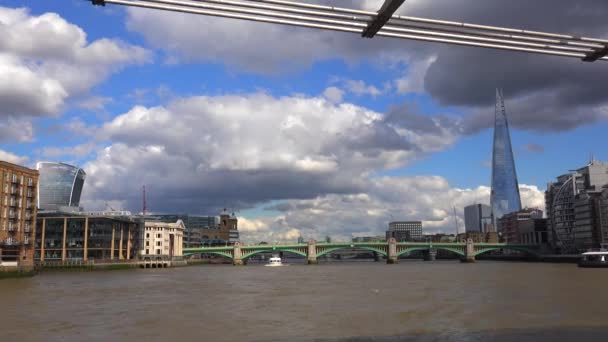 Над Річкою Темза Лондон Англія Височіє Хмарочос — стокове відео
