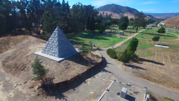 カリフォルニア州サンルイス オビスポ近くの墓地で大規模な石のピラミッドの上空での空中射撃 — ストック動画