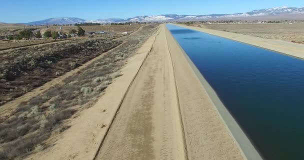 Воздух Над Калифорнийским Акведуком Снабжающий Водой Пострадавший Засухи Штат — стоковое видео