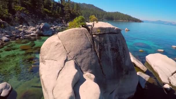ネバダ州タホ湖の美しい岩や澄んだ水を上空から撮影 — ストック動画