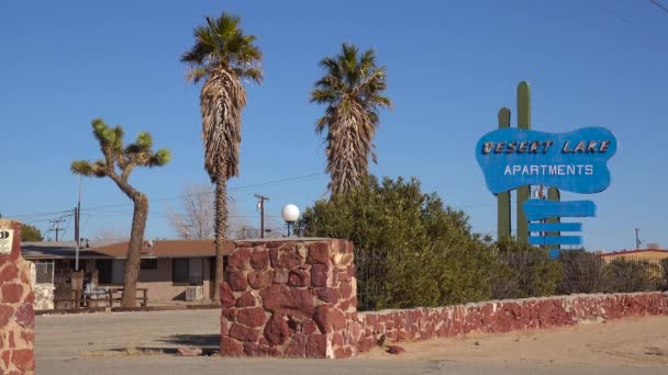 Old Desert Roadside Motel Palms — Stock Video