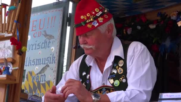 德国奥托伯斯特 一个在摊位上的狂欢节面包师为过路人发出鸟鸣 — 图库视频影像
