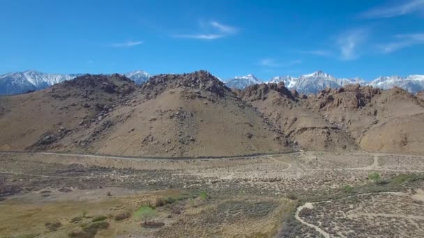 Een Stijgende Antenne Boven Alabama Hills Van Californië Onthult Torenhoge — Stockvideo