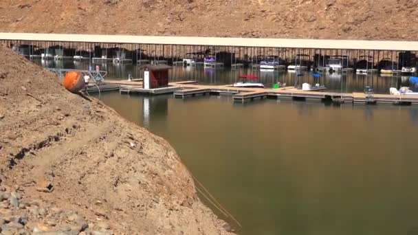 Houseboats Sit Low Water Oroville Lake California Extreme Drought — Stock Video