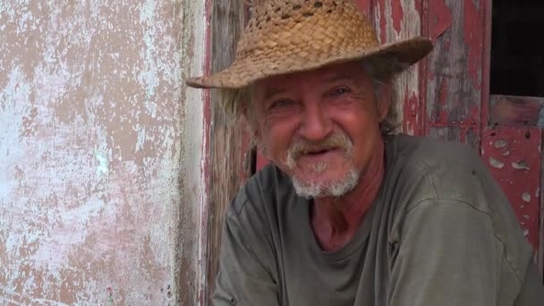 Ein Freundlicher Alter Mann Lächelt Trinidad Kuba — Stockvideo