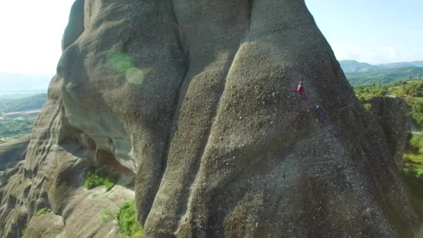 Schöne Antenne Wie Bergsteiger Eine Steile Felswand Meteora Griechenland Erklimmen — Stockvideo