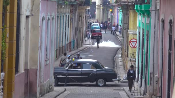 Carros Antigos São Estacionados Longo Uma Rua Estreita Cidade Velha — Vídeo de Stock