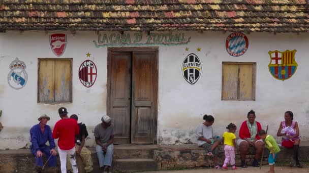 Cubas Τριγυρνάνε Έξω Από Ένα Αγροτικό Αθλητικό Μπαρ Στο Τρινιντάντ — Αρχείο Βίντεο