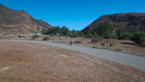 Imágenes Aéreas Siguiendo Hombre Montando Monociclo Eléctrico Por Camino California — Vídeos de Stock