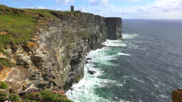Aufnahme Der Wunderschönen Zerklüfteten Meeresküste Schottlands Oder Irlands — Stockvideo