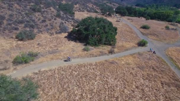 Kaliforniya Dağlarında Süren Bir Dağ Bisikletçisini Takip Eden Iyi Bir — Stok video
